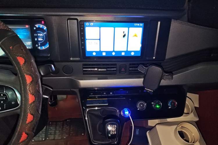 Used Dongfeng Yufeng 2023 V9+ 2.0T Manual Front-Drive Multi-Function Short-Chassis Mid-Height 5/6-Seater Audio And AC Panel