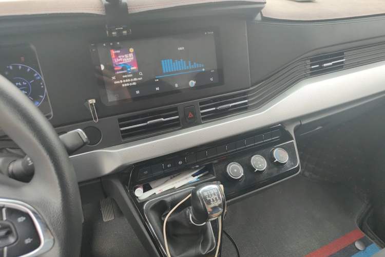 Used Dongfeng Yufeng 2023 V9+ 2.0T Manual Front-Wheel-Drive Multi-Function Mid-Roof Van with 7/8/9 Seats Audio And AC Panel
