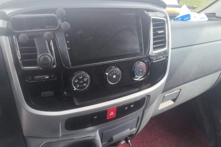 Used Dongfeng Yufeng 2023 V9+ 2.0T Manual Front-Wheel-Drive Multi-Function Mid-Roof Van with 7/8/9 Seats Audio And AC Panel