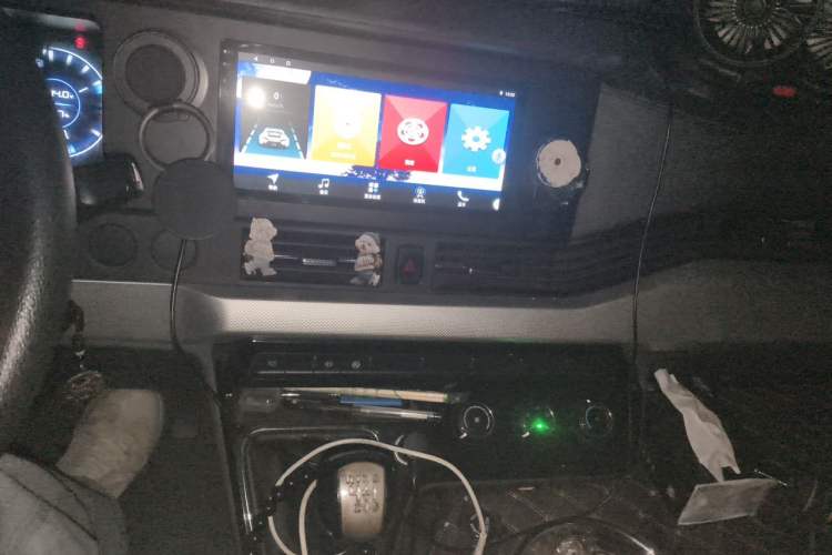 Used Dongfeng Yufeng 2023 V9+ 2.3T Manual Rear-Drive Cargo Van with Dual Rear Tires 3-Seater Audio And AC Panel