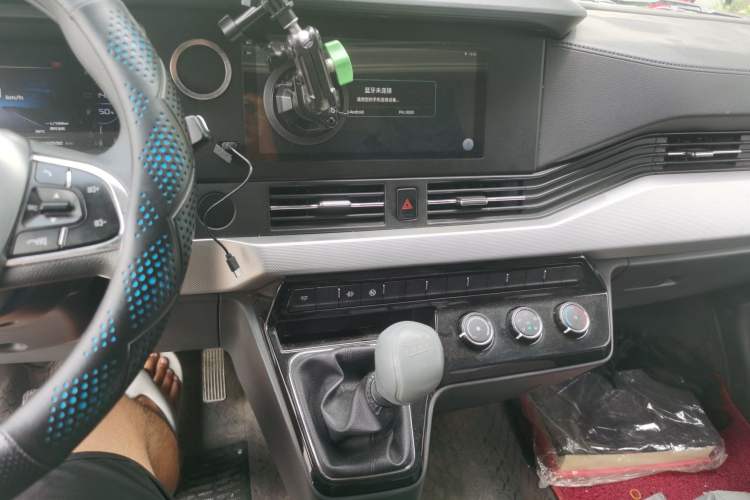 Used Dongfeng Yufeng 2023 V9+ 2.3T Manual Rear-Drive Cargo Van with Dual Rear Tires 3-Seater Audio And AC Panel