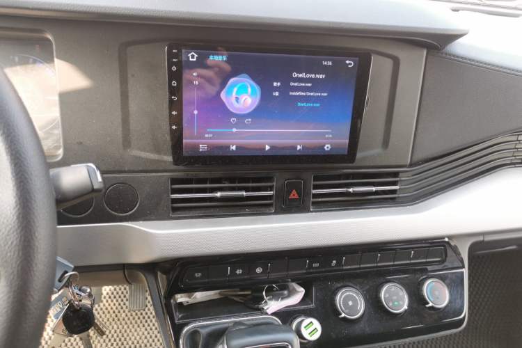 Used Dongfeng Yufeng 2023 V9+ 2.0T Automatic Front-Wheel-Drive Short Wheelbase Mid-Roof Design—5/6-Seater Audio And AC Panel