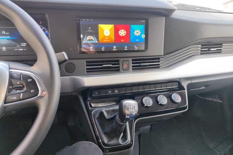 Used Dongfeng Yufeng 2023 V9+ 2.0T Manual Front-Wheel-Drive Multi-Function Short-Chassis Low-Roof 5/6-Seater Audio And AC Panel
