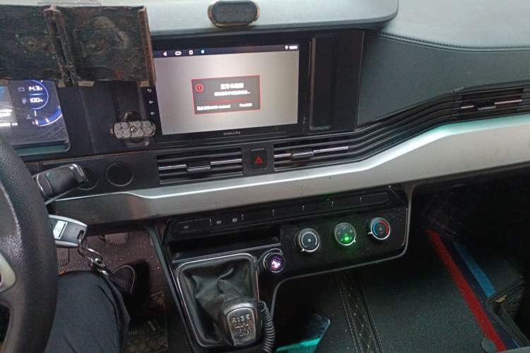 Used Dongfeng Yufeng 2023 V9+ 2.0T Manual Rear-Drive Multi-Function Mid-Height 7/8/9-Seater Audio And AC Panel