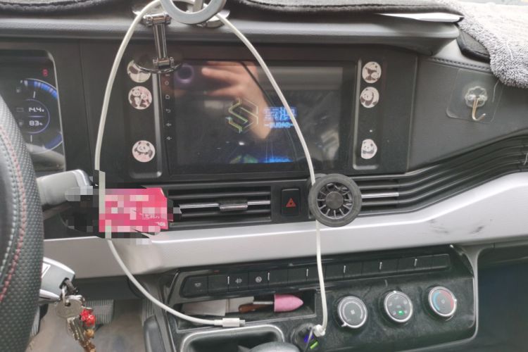 Used Dongfeng Yufeng 2023 V9+ 2.3T Manual Front-Drive Van Short Wheelbase Mid-Roof 3-Seater Audio And AC Panel