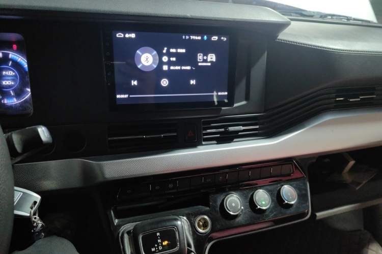 Used Dongfeng Yufeng 2023 V9+ 2.0T Automatic Front-Drive Multi-Function Mid-Roof 7/8/9-Seater Audio And AC Panel