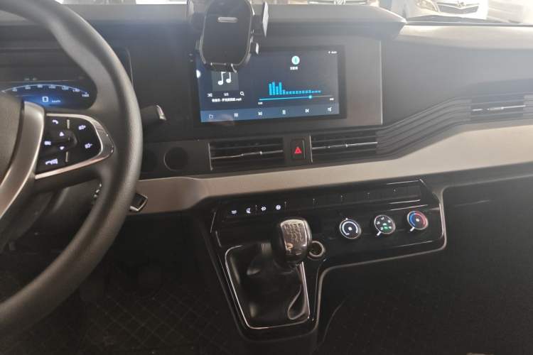 Used Dongfeng Yufeng 2023 V9+ 2.0T Automatic Front-Drive Multi-Function Mid-Roof 7/8/9-Seater Audio And AC Panel
