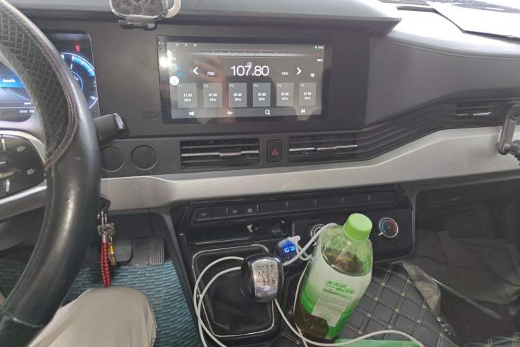Used Dongfeng Yufeng 2023 V9+ 2.3T Manual Rear-Drive Cargo Van with Dual Rear Tires 3-Seater Audio And AC Panel