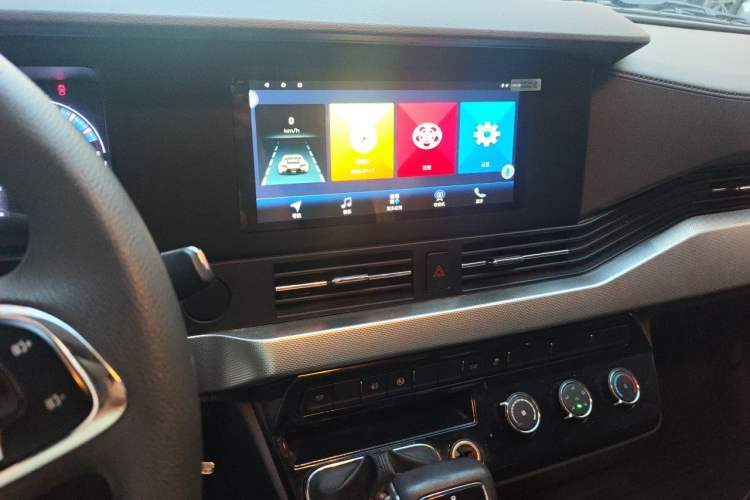 Used Dongfeng Yufeng 2023 V9+ 2.0T Automatic Front-Drive Multi-Function Mid-Roof 7/8/9-Seater Audio And AC Panel