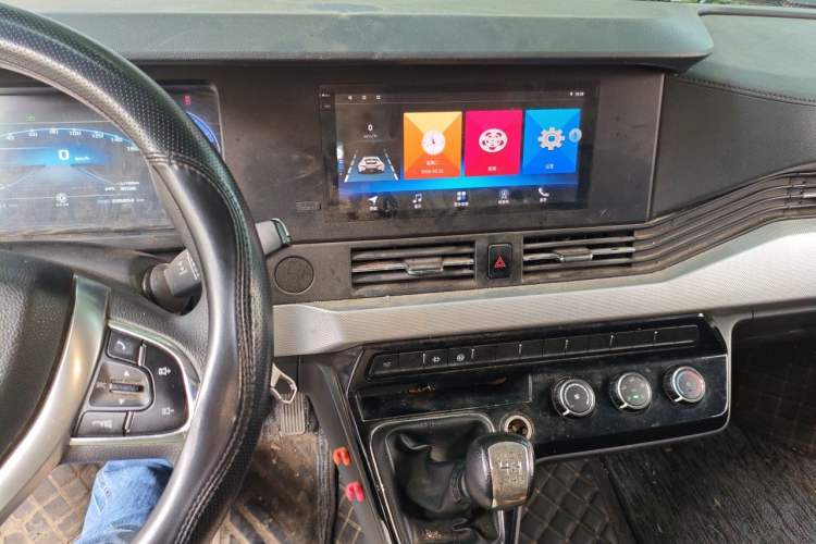 Used Dongfeng Yufeng 2023 V9+ 2.3T Manual Rear-Drive Cargo Van with Dual Rear Tires 3-Seater Audio And AC Panel
