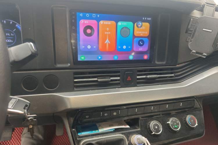 Used Dongfeng Yufeng 2023 V9+ 2.0T Manual Front-Wheel-Drive Multi-Function Short-Chassis Low-Roof 5/6-Seater Audio And AC Panel