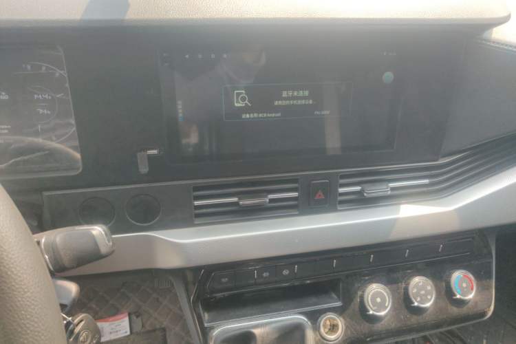 Used Dongfeng Yufeng 2023 V9+ 2.0T Manual Rear-Drive Multi-Function Mid-Height 7/8/9-Seater Audio And AC Panel