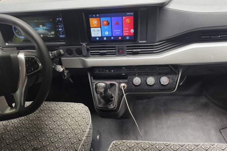 Used Dongfeng Yufeng 2023 V9+ 2.0T Manual Front-Wheel-Drive Multi-Function Mid-Roof Van with 7/8/9 Seats Audio And AC Panel