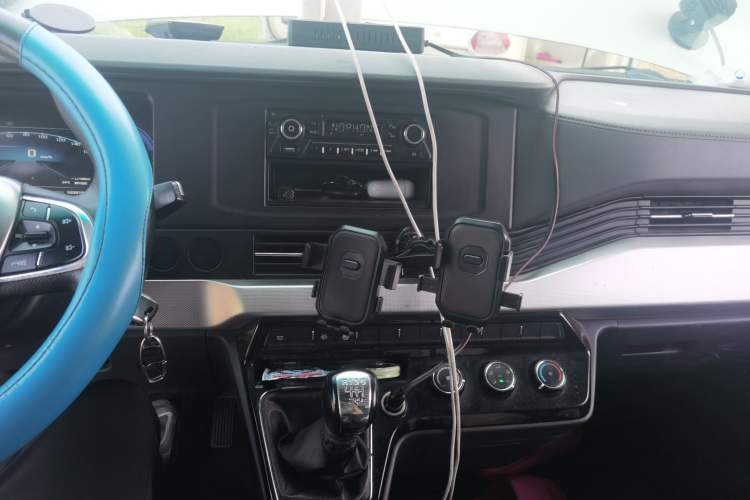 Used Dongfeng Yufeng 2023 V9+ 2.3T Manual Front-Drive Van Long Wheelbase High Roof 3-Seater Audio And AC Panel