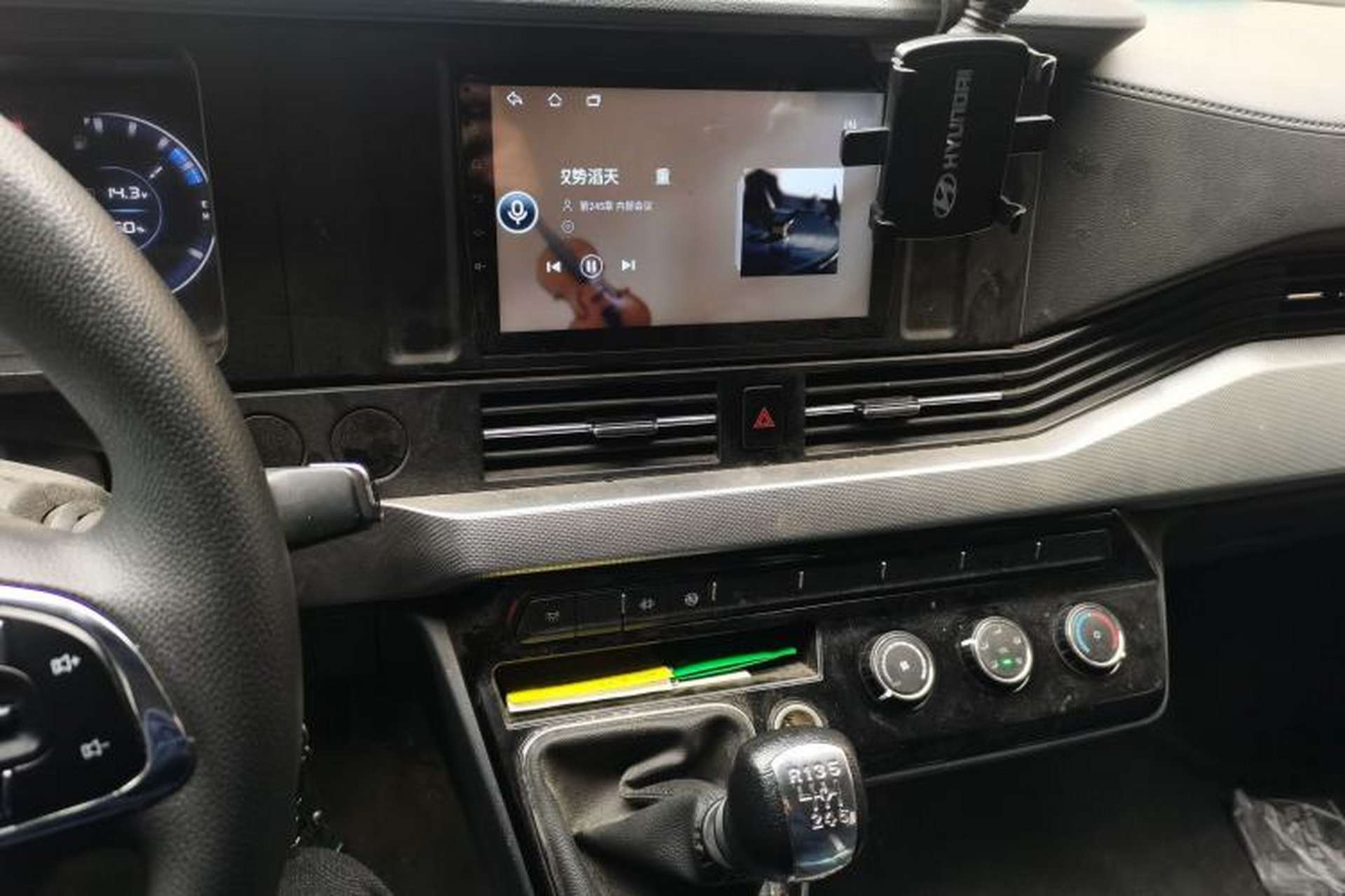Used Dongfeng Yufeng 2023 V9+ 2.0T Manual Front-Drive Multi-Function Short-Chassis Mid-Height 5/6-Seater Audio And AC Panel