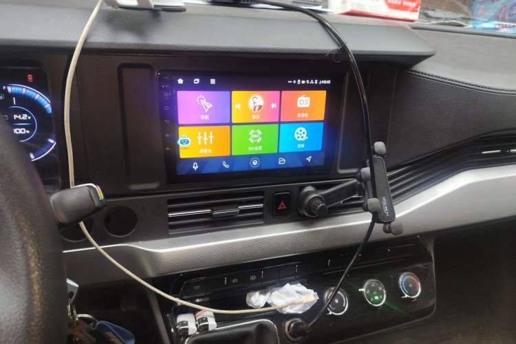 Used Dongfeng Yufeng 2023 V9+ 2.0T Manual Front-Wheel-Drive Multi-Function Short-Chassis Low-Roof 5/6-Seater Audio And AC Panel