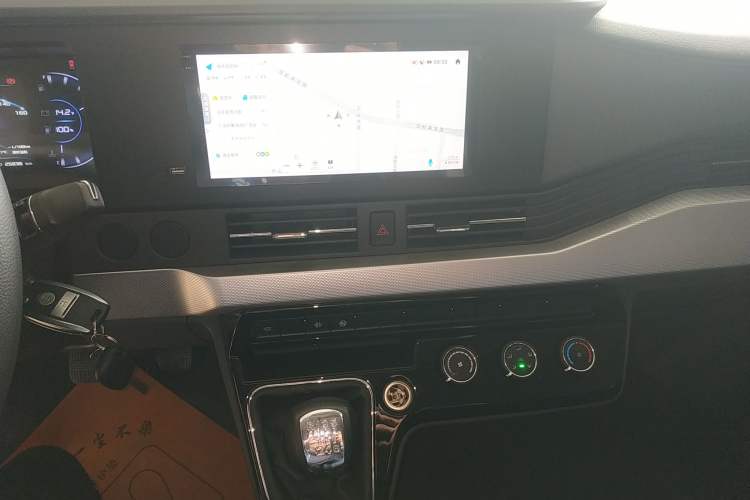 Used Dongfeng Yufeng 2023 V9+ 2.0T Manual Front-Wheel-Drive Multi-Function Mid-Roof Van with 7/8/9 Seats Audio And AC Panel