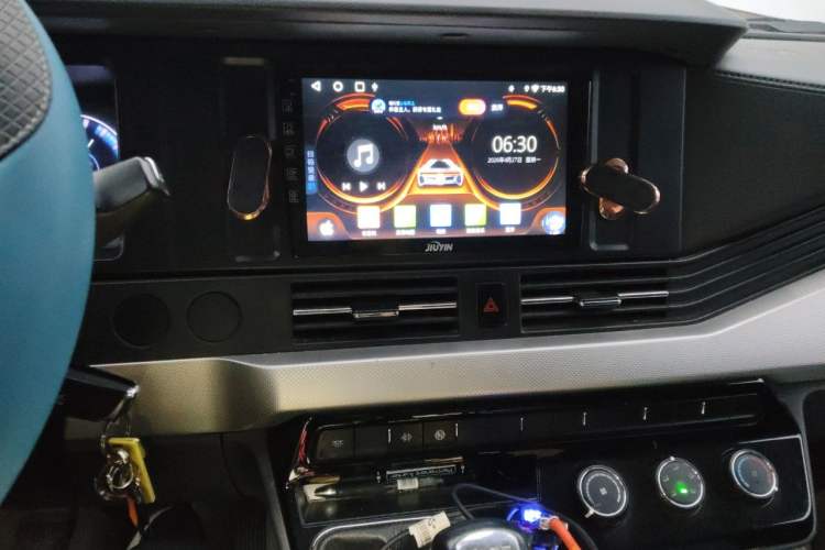Used Dongfeng Yufeng 2023 V9+ 2.0T Manual Front-Drive Multi-Function Short-Chassis Mid-Height 5/6-Seater Audio And AC Panel