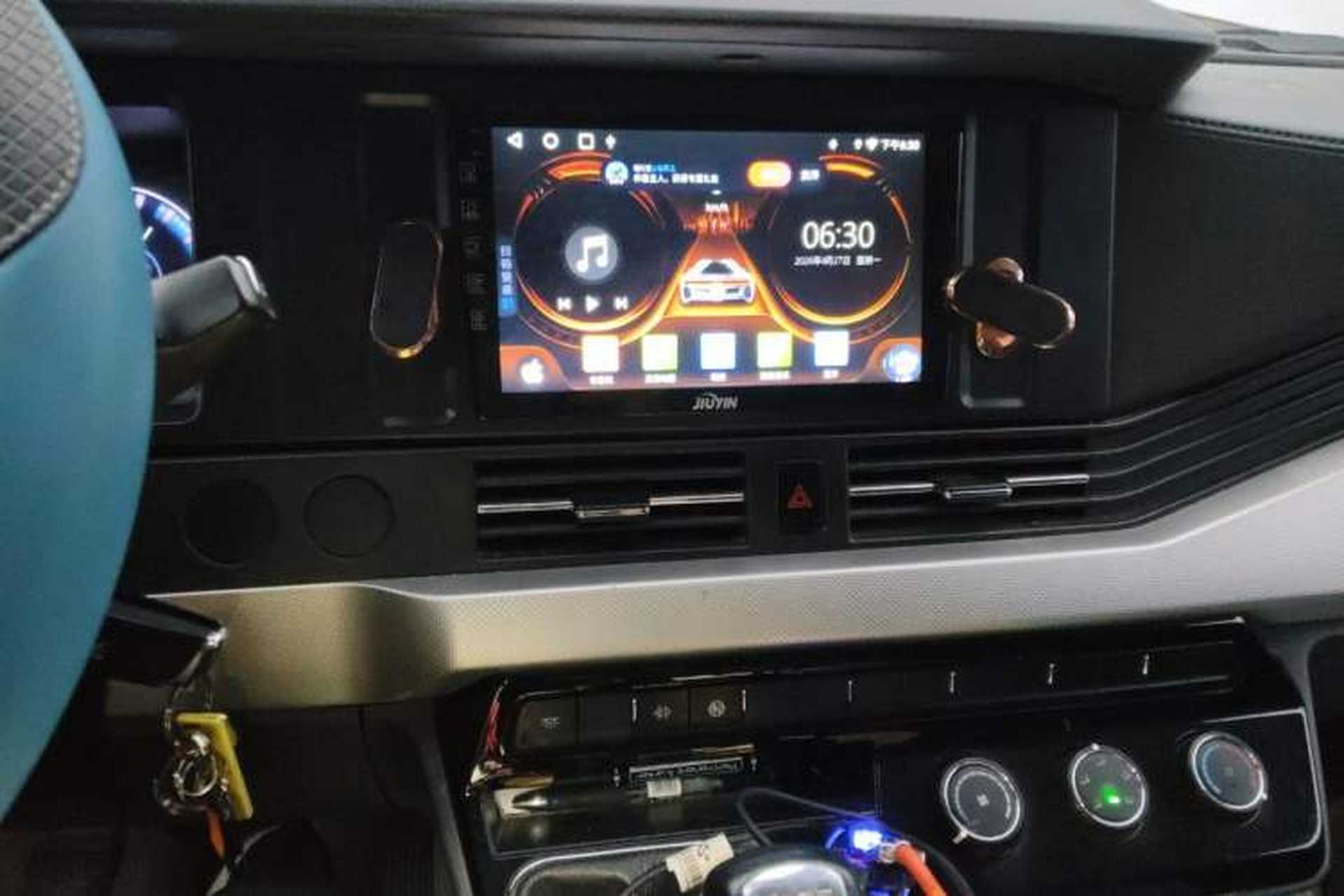 Used Dongfeng Yufeng 2023 V9+ 2.0T Manual Front-Drive Multi-Function Short-Chassis Mid-Height 5/6-Seater Audio And AC Panel