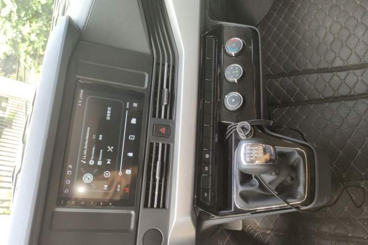 Used Dongfeng Yufeng 2023 V9+ 2.0T Manual Front-Wheel-Drive Multi-Function Mid-Roof Van with 7/8/9 Seats Audio And AC Panel