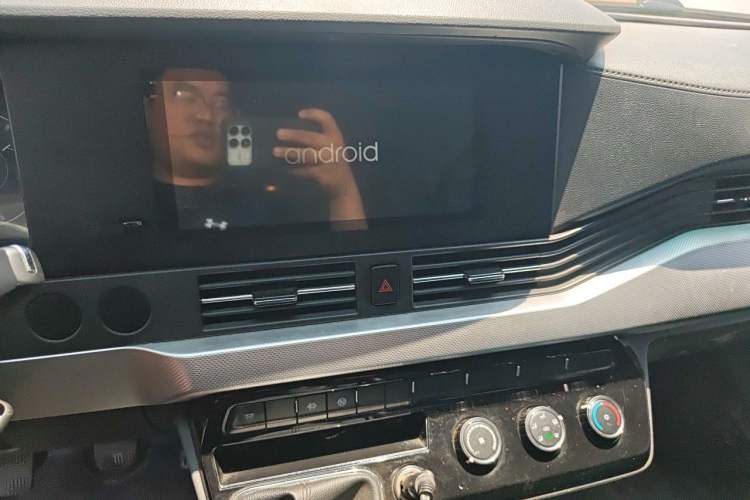 Used Dongfeng Yufeng 2023 V9+ 2.0T Manual Front-Wheel-Drive Multi-Function Mid-Roof Van with 7/8/9 Seats Audio And AC Panel