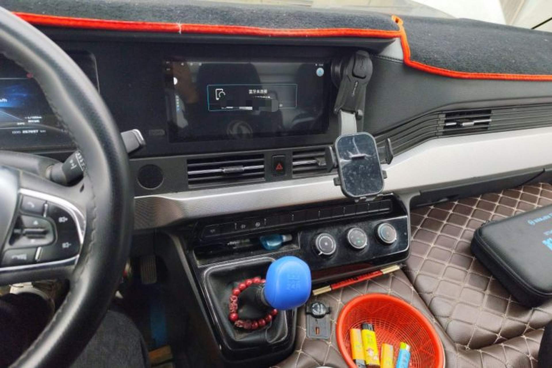 Used Dongfeng Yufeng 2023 V9+ 2.3T Manual Rear-Drive Cargo Van with Dual Rear Tires 3-Seater Audio And AC Panel