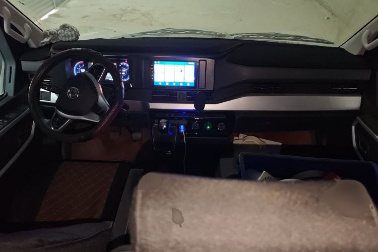 Used Dongfeng Yufeng 2023 V9+ 2.0T Manual Front-Drive Multi-Function Short-Chassis Mid-Height 5/6-Seater Center Console