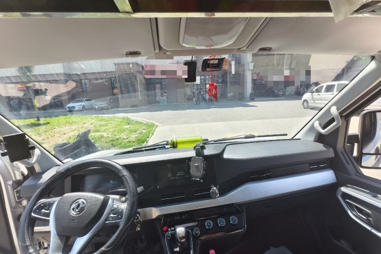 Used Dongfeng Yufeng 2023 V9+ 2.3T Manual Rear-Drive Cargo Van with Dual Rear Tires 3-Seater Center Console