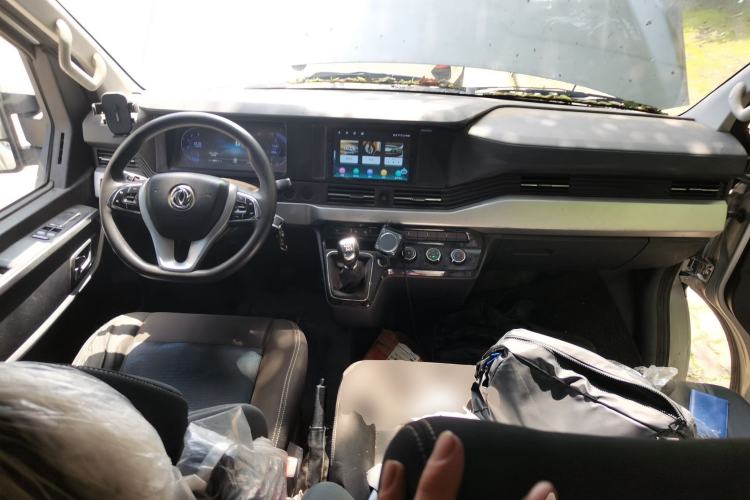 Used Dongfeng Yufeng 2023 V9+ 2.0T Manual Front-Wheel-Drive Multi-Function Mid-Roof Van with 7/8/9 Seats Center Console