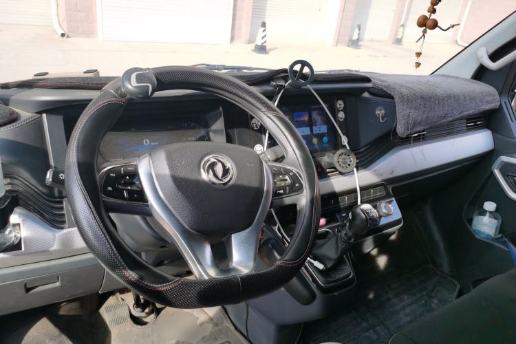 Used Dongfeng Yufeng 2023 V9+ 2.3T Manual Front-Drive Van Short Wheelbase Mid-Roof 3-Seater Center Console