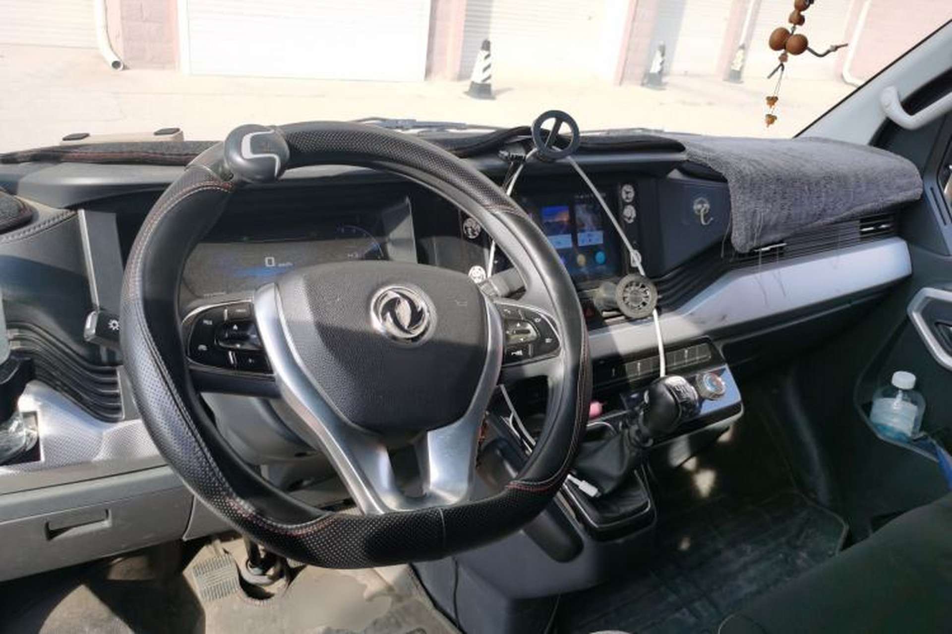 Used Dongfeng Yufeng 2023 V9+ 2.3T Manual Front-Drive Van Short Wheelbase Mid-Roof 3-Seater Center Console