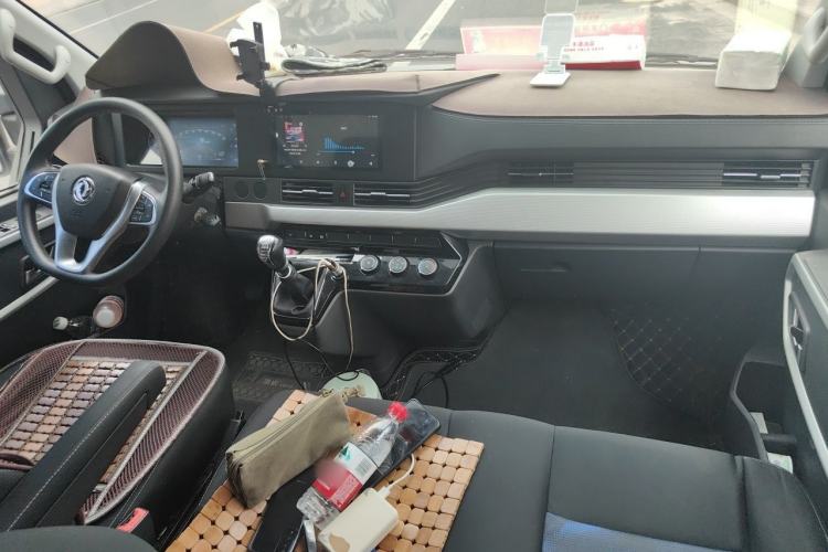Used Dongfeng Yufeng 2023 V9+ 2.0T Manual Front-Wheel-Drive Multi-Function Mid-Roof Van with 7/8/9 Seats Center Console