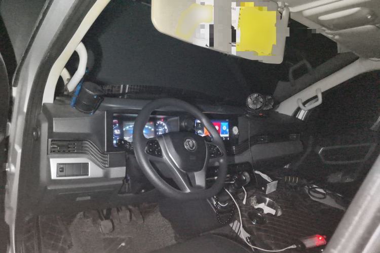 Used Dongfeng Yufeng 2023 V9+ 2.3T Manual Rear-Drive Cargo Van with Dual Rear Tires 3-Seater Center Console