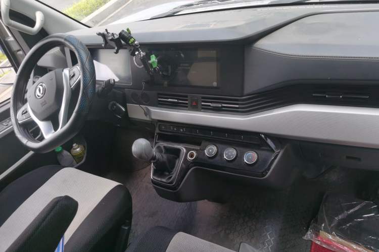 Used Dongfeng Yufeng 2023 V9+ 2.3T Manual Rear-Drive Cargo Van with Dual Rear Tires 3-Seater Center Console