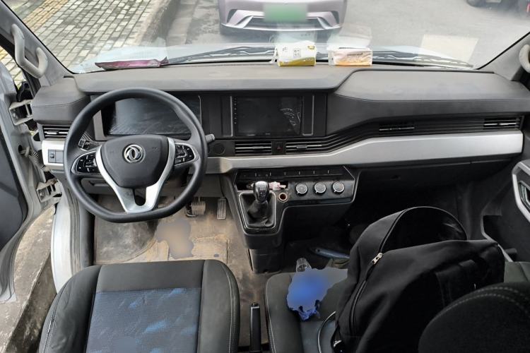 Used Dongfeng Yufeng 2023 V9+ 2.0T Manual Front-Drive Multi-Function Short-Chassis Mid-Height 5/6-Seater Center Console
