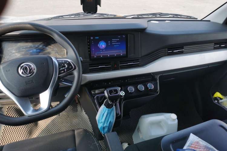 Used Dongfeng Yufeng 2023 V9+ 2.0T Automatic Front-Wheel-Drive Short Wheelbase Mid-Roof Design—5/6-Seater Center Console