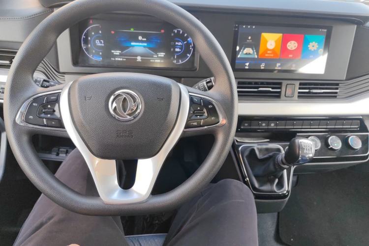 Used Dongfeng Yufeng 2023 V9+ 2.0T Manual Front-Wheel-Drive Multi-Function Short-Chassis Low-Roof 5/6-Seater Center Console