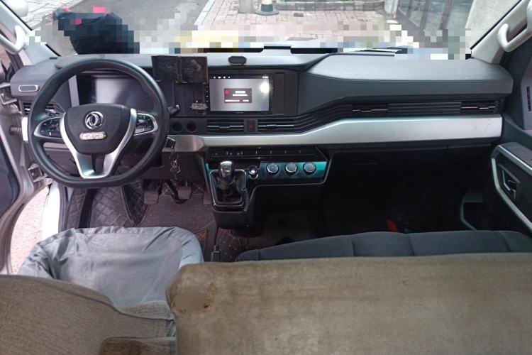 Used Dongfeng Yufeng 2023 V9+ 2.0T Manual Rear-Drive Multi-Function Mid-Height 7/8/9-Seater Center Console
