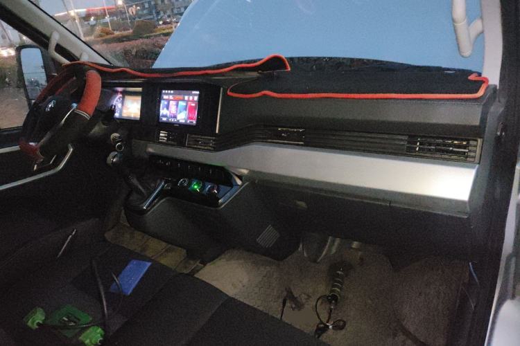 Used Dongfeng Yufeng 2023 V9+ 2.3T Manual Rear-Drive Cargo Van with Dual Rear Tires 3-Seater Center Console