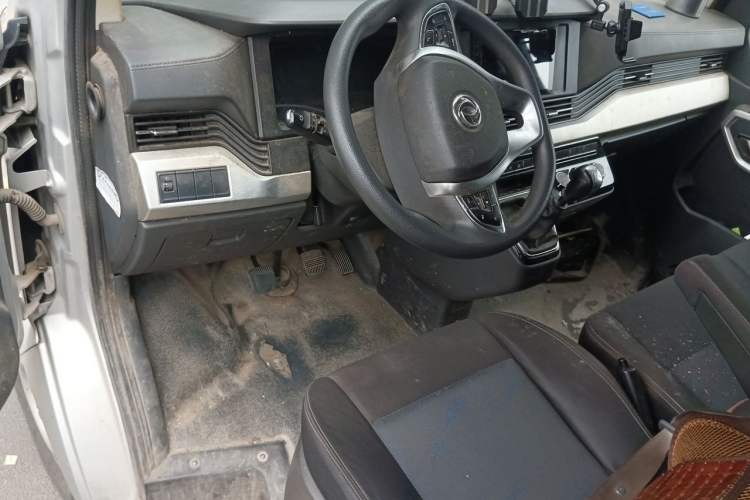 Used Dongfeng Yufeng 2023 V9+ 2.3T Manual Rear-Drive Van Long Wheelbase Mid-Roof Design 3-Seater Center Console