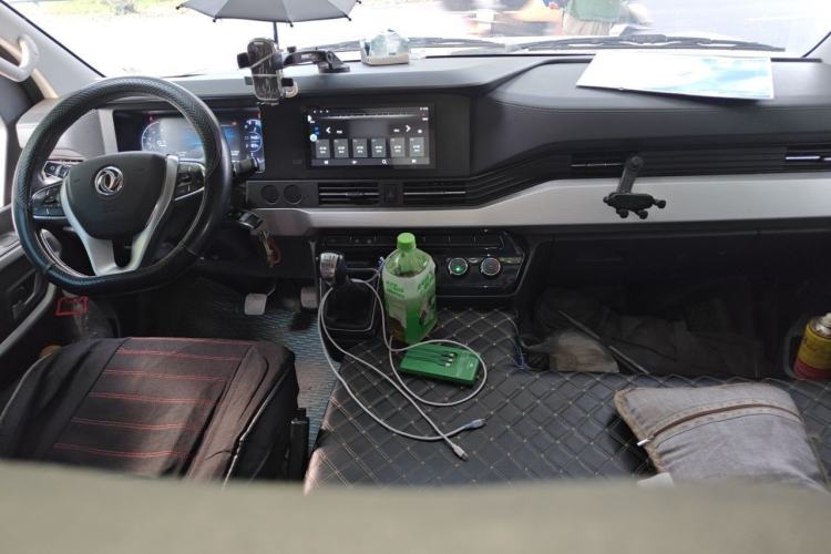 Used Dongfeng Yufeng 2023 V9+ 2.3T Manual Rear-Drive Cargo Van with Dual Rear Tires 3-Seater Center Console
