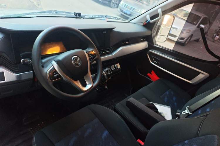 Used Dongfeng Yufeng 2023 V9+ 2.0T Automatic Front-Drive Multi-Function Mid-Roof 7/8/9-Seater Center Console