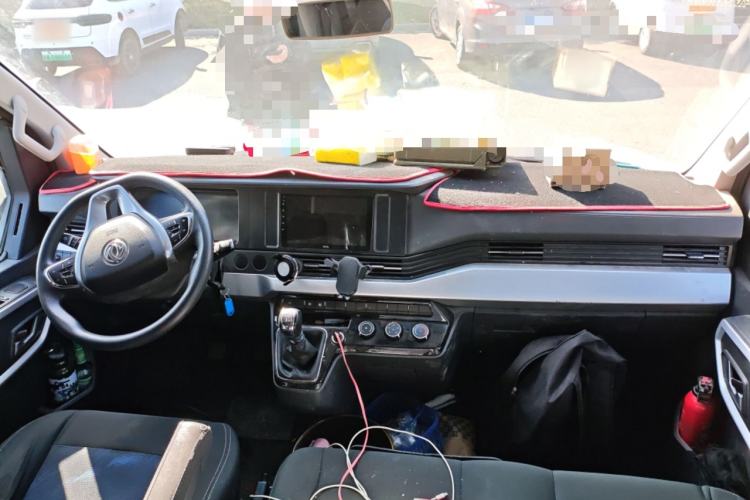 Used Dongfeng Yufeng 2023 V9+ 2.0T Manual Front-Wheel-Drive Multi-Function Mid-Roof Van with 7/8/9 Seats Center Console