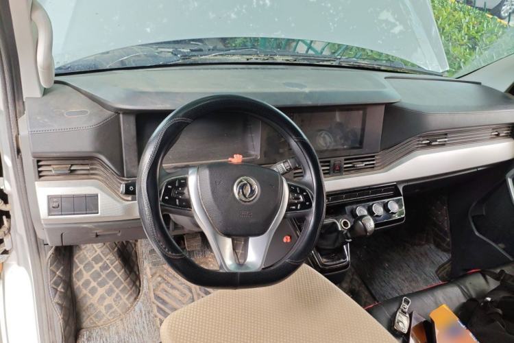 Used Dongfeng Yufeng 2023 V9+ 2.3T Manual Rear-Drive Cargo Van with Dual Rear Tires 3-Seater Center Console