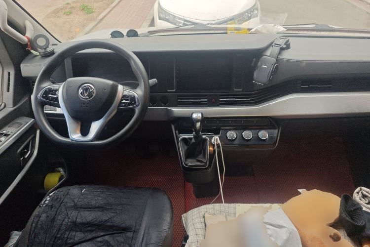 Used Dongfeng Yufeng 2023 V9+ 2.0T Manual Front-Wheel-Drive Multi-Function Short-Chassis Low-Roof 5/6-Seater Center Console