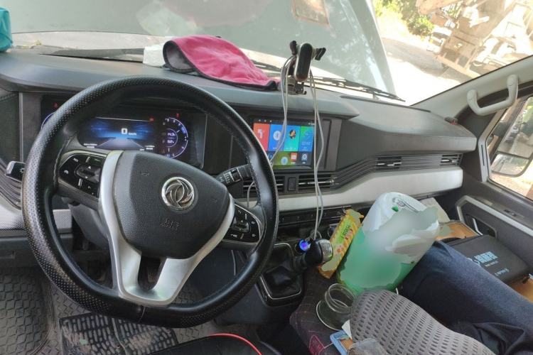 Used Dongfeng Yufeng 2023 V9+ 2.3T Manual Rear-Drive Cargo Van with Dual Rear Tires 3-Seater Center Console