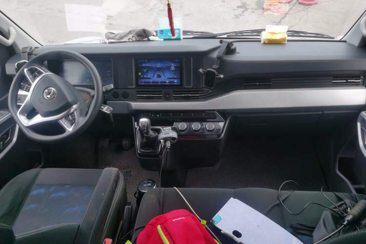 Used Dongfeng Yufeng 2023 V9+ 2.0T Manual Front-Wheel-Drive Multi-Function Mid-Roof Van with 7/8/9 Seats Center Console
