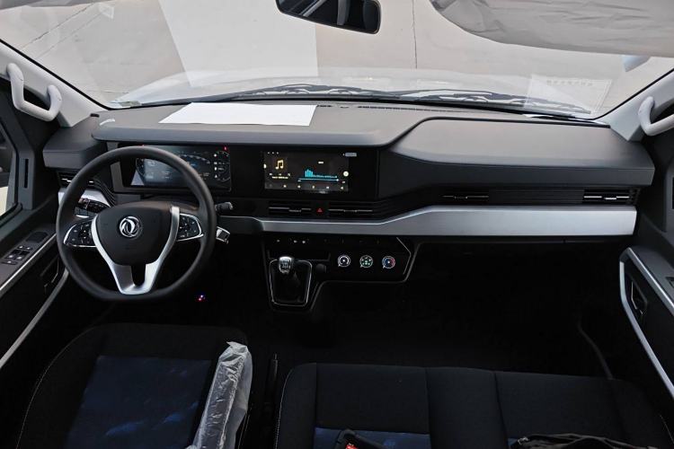 Used Dongfeng Yufeng 2023 V9+ 2.0T Manual Front-Wheel-Drive Multi-Function Mid-Roof Van with 7/8/9 Seats Center Console