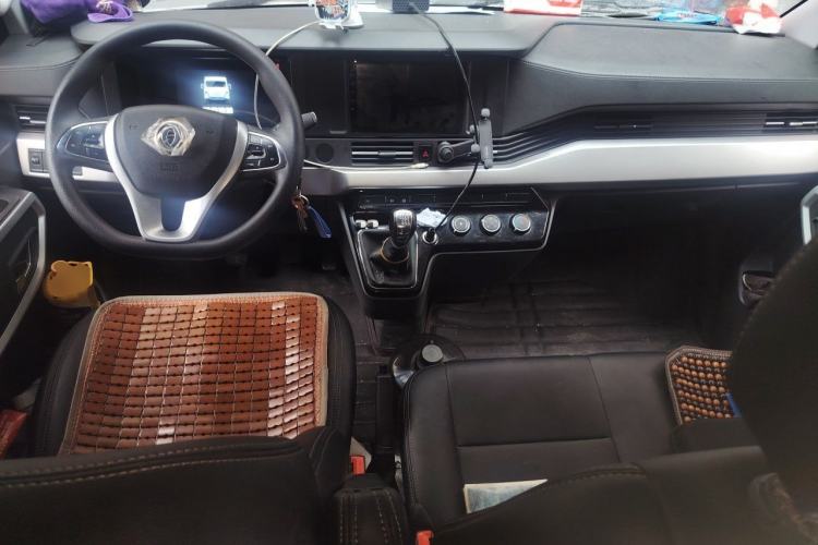 Used Dongfeng Yufeng 2023 V9+ 2.0T Manual Front-Wheel-Drive Multi-Function Short-Chassis Low-Roof 5/6-Seater Center Console