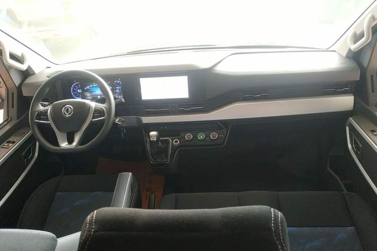 Used Dongfeng Yufeng 2023 V9+ 2.0T Manual Front-Wheel-Drive Multi-Function Mid-Roof Van with 7/8/9 Seats Center Console